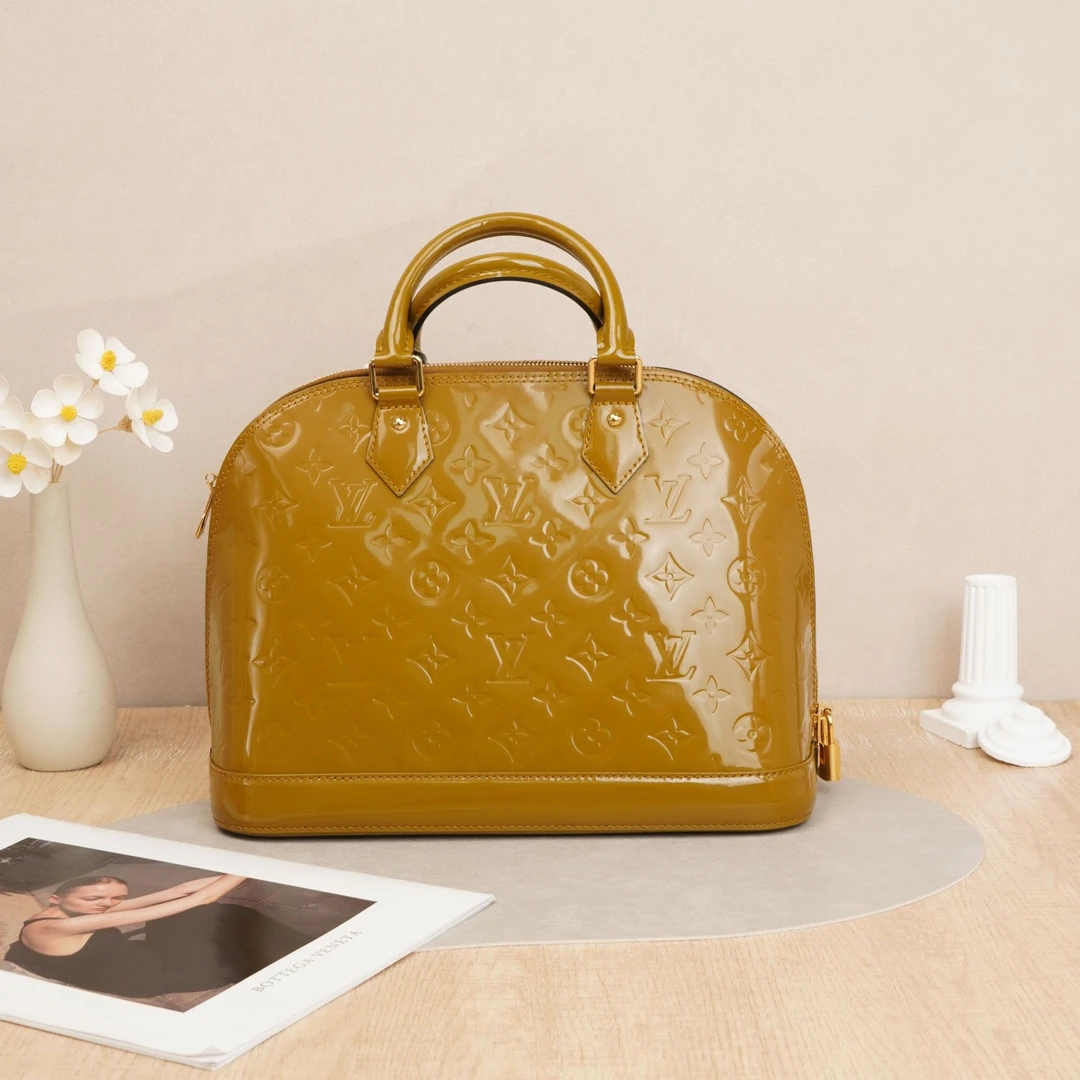95新 LouisVuitton/路易威登 贝壳小号黄褐色漆皮/尘袋/DS027983