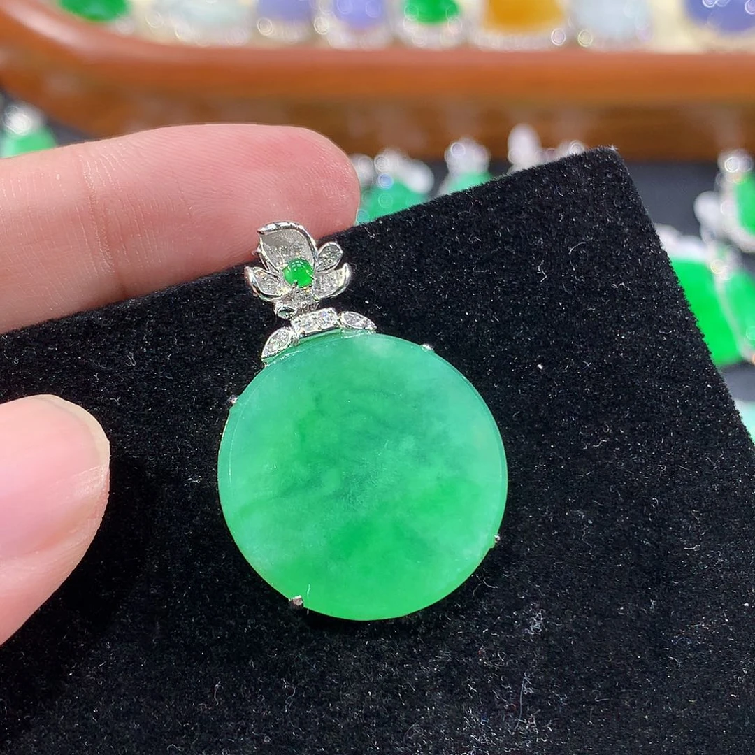 翡翠18K金镶嵌颈饰