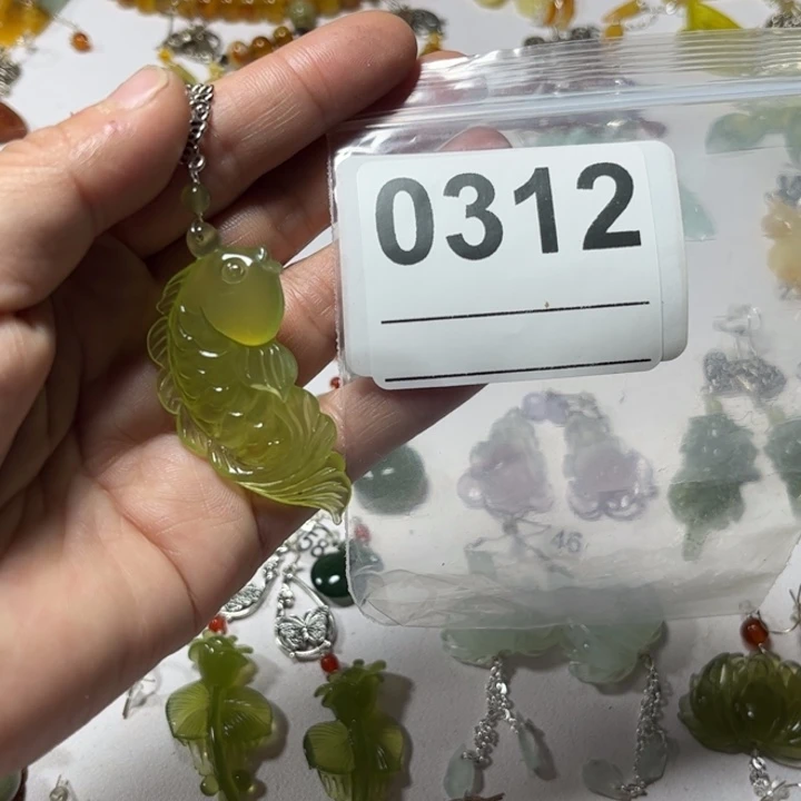 3***7蛇纹石玉未镶嵌耳饰