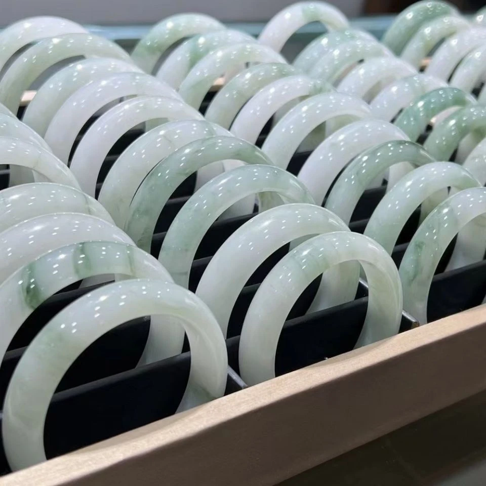 新疆天然天山翠女士飘绿手镯款（多样性发，拍一发一）