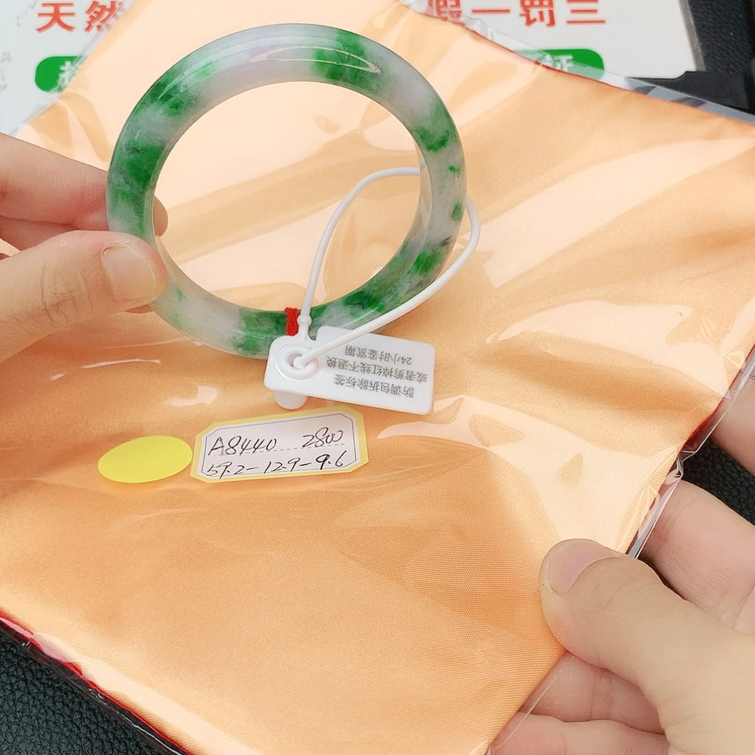 翡翠手镯未镶嵌翡翠