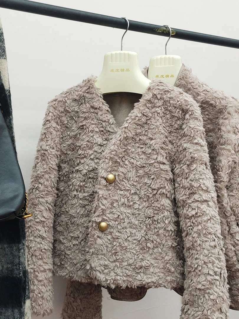 小香风羊羔绒外套