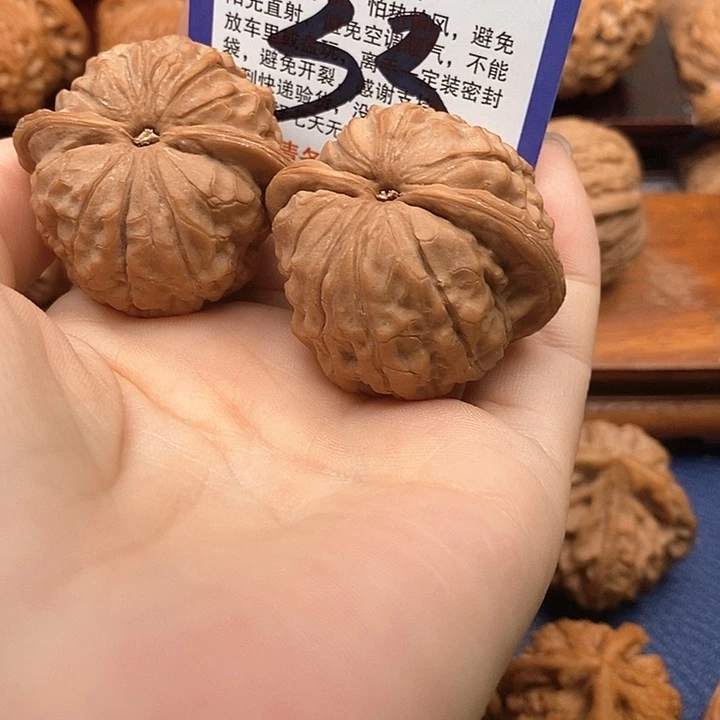 渭***白吊坠桃核石门元宝39