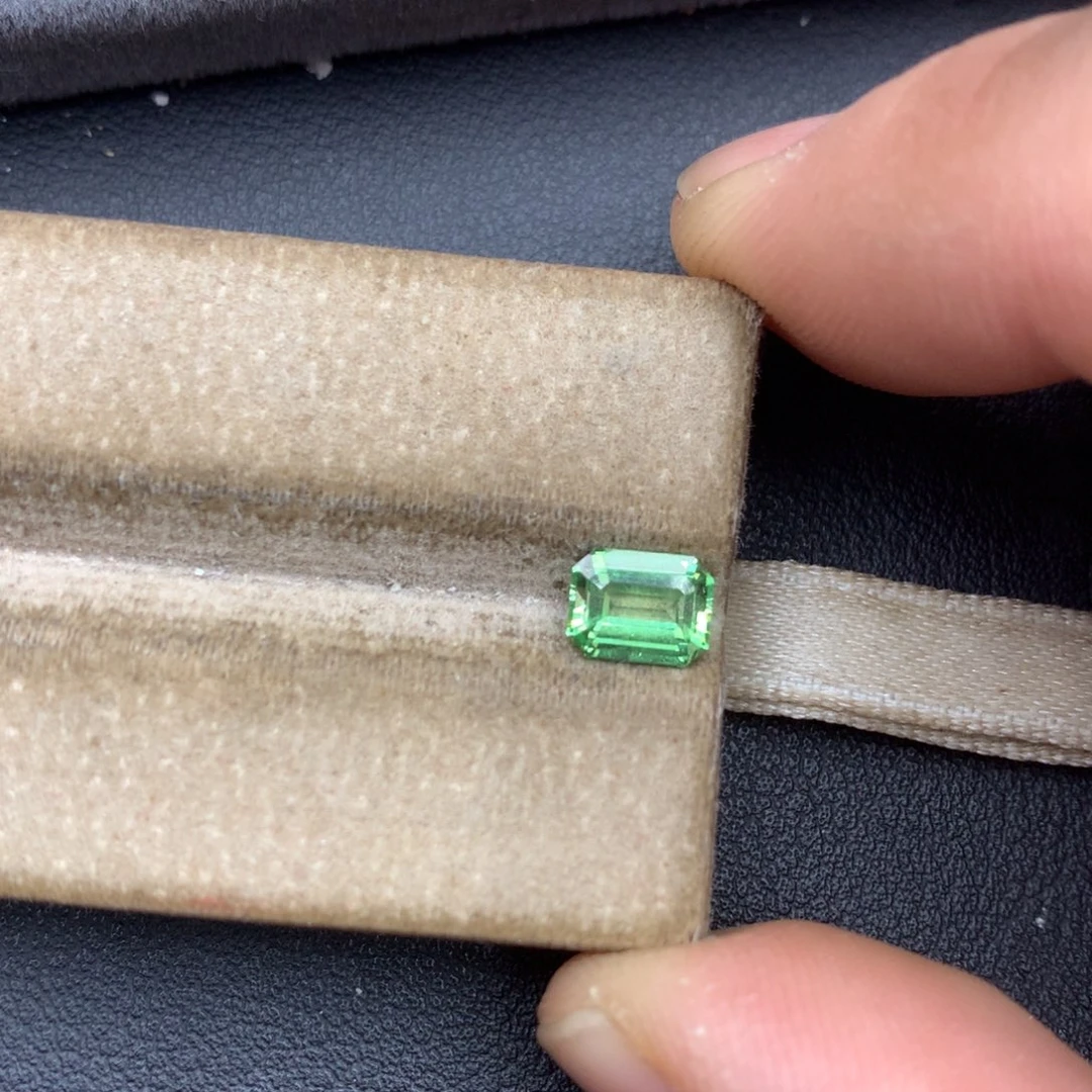 未镶嵌裸石石榴石（沙弗莱）1.04ct