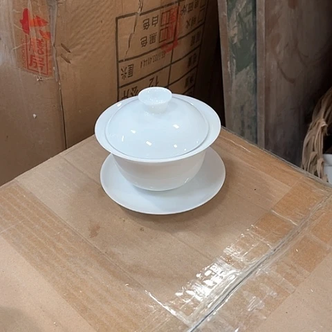微瑕，不能明火，口径9高度5盖碗冰种