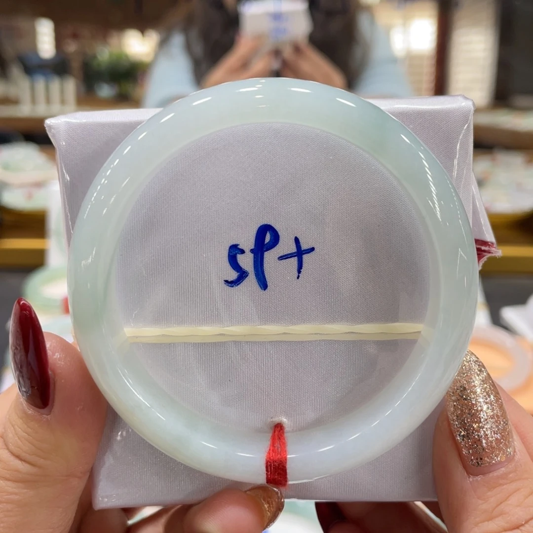 翡翠手镯未镶嵌翡翠