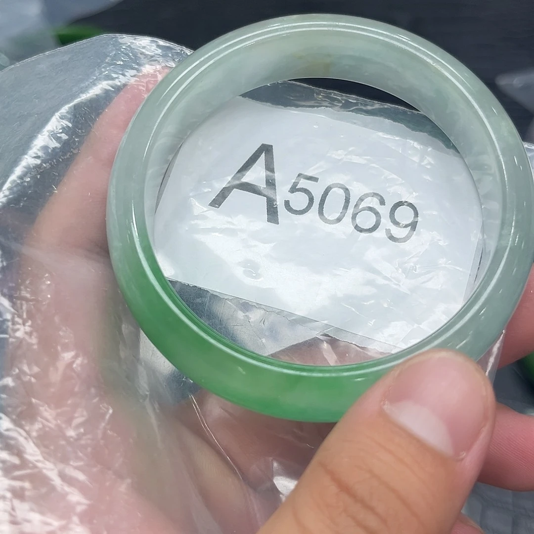 翡翠手镯未镶嵌默认瑕疵