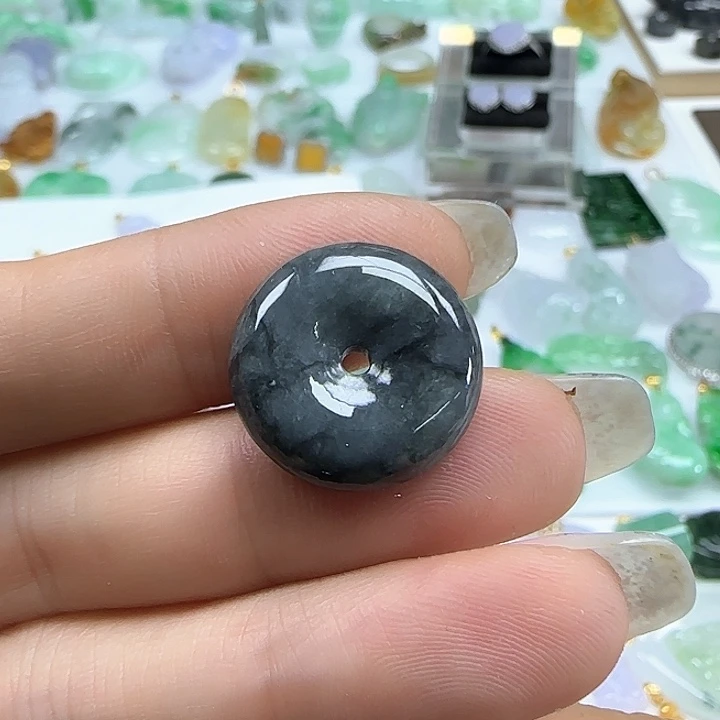 翡翠颈饰未镶嵌乌鸡平安扣