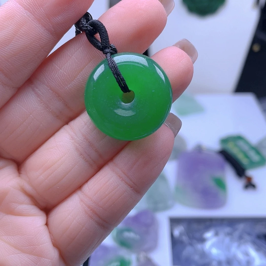 翡翠吊坠(赠链)未镶嵌