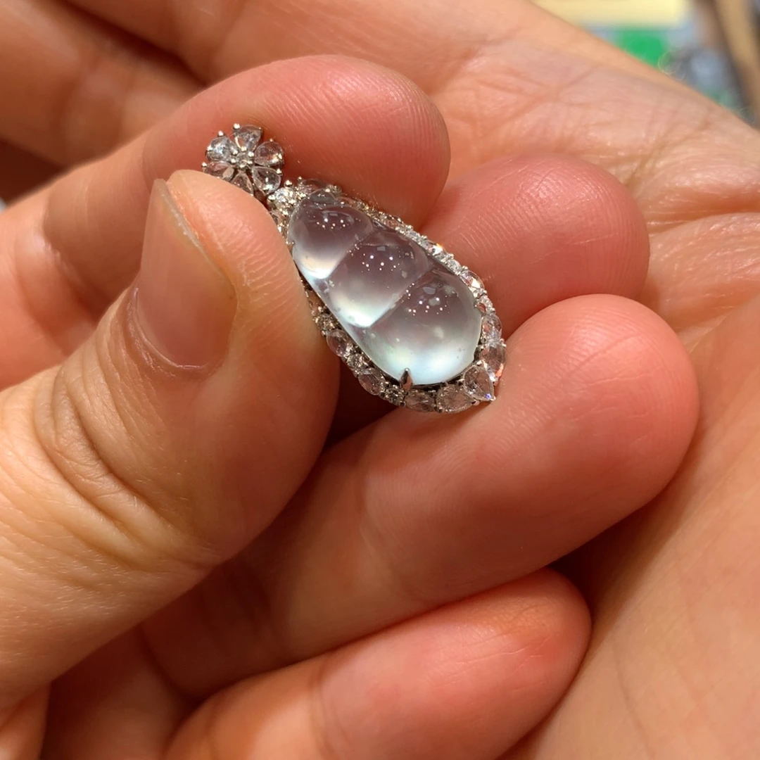 翡翠18K金镶嵌颈饰吊坠