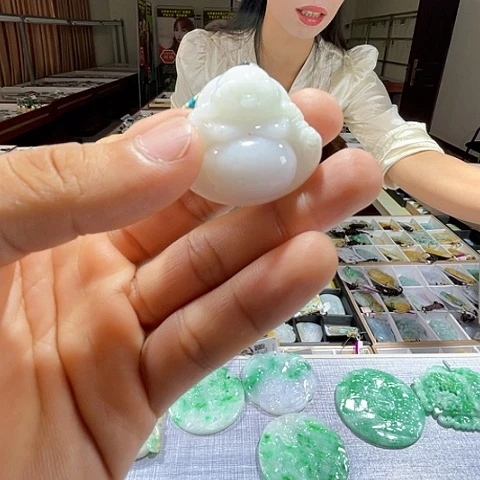 翡翠未镶嵌颈饰一个