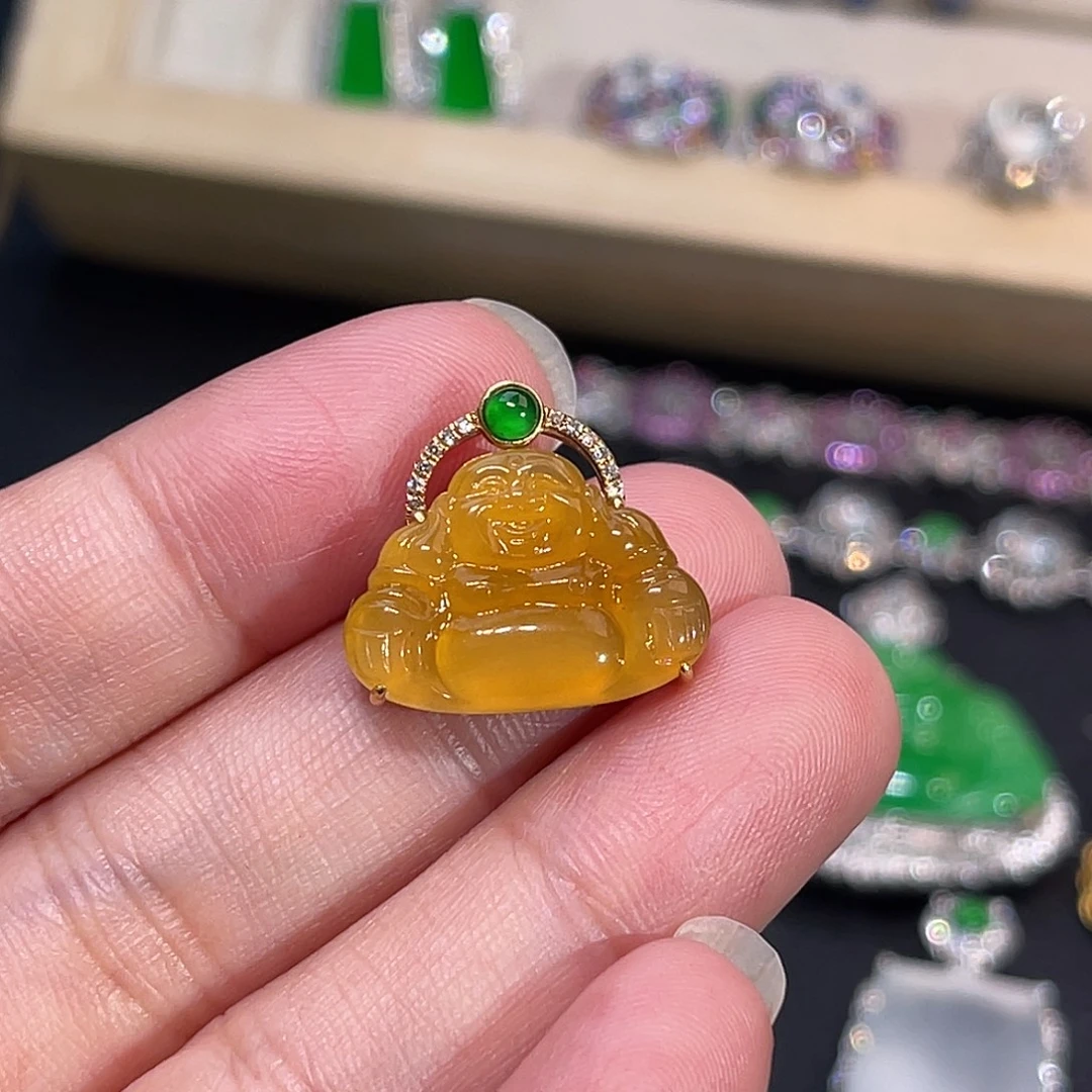 翡翠18K金镶嵌颈饰黄翡佛公