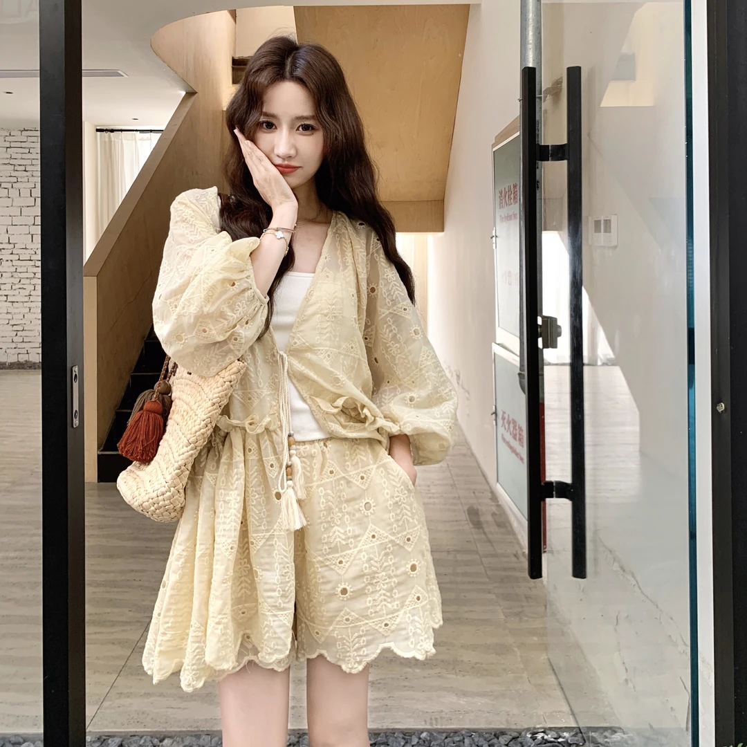 韩系绝美小套装2025超火一整套奶黄蕾丝流苏防晒衫阔腿短裤两件套