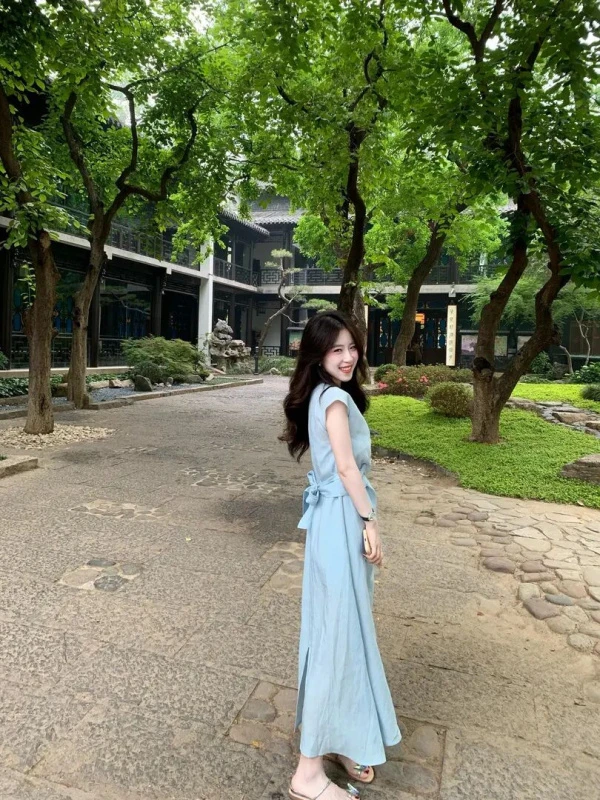 2025春夏新款韩系一片式收腰绑带显瘦V领连衣裙通勤设计感裙子女