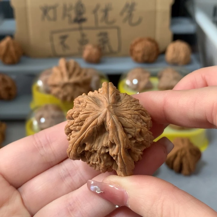 江***2吊坠文玩核桃异形单只，有瑕疵