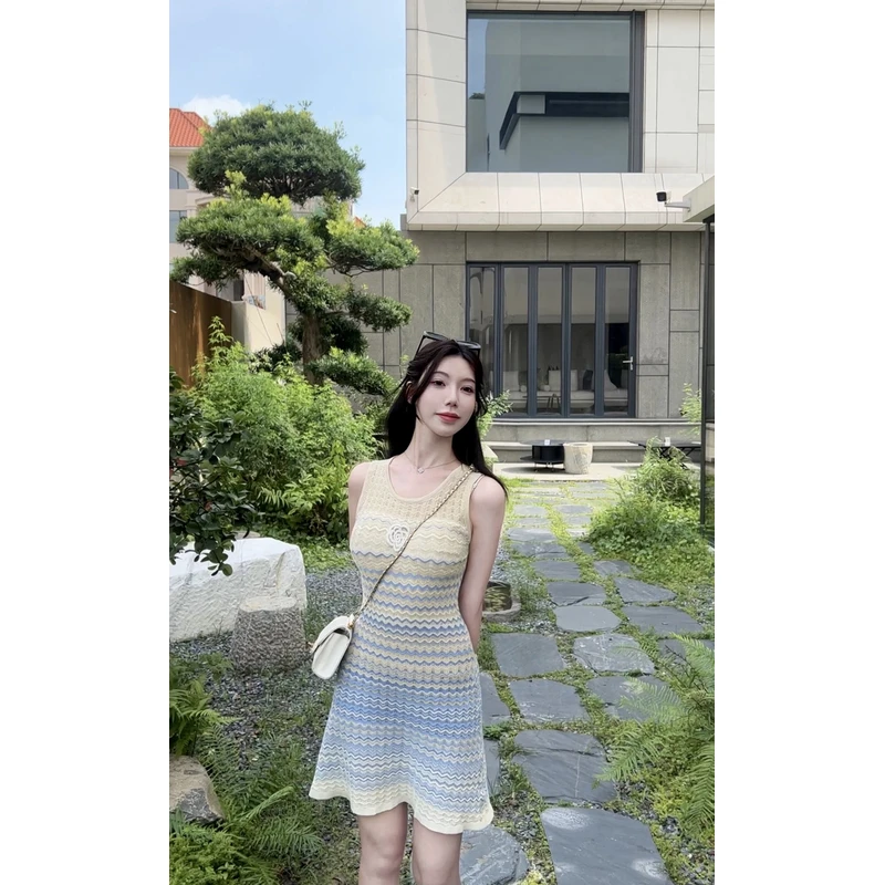 气质山茶花小香风渐变条纹修身圆领针织连衣裙2025夏季新款女装潮