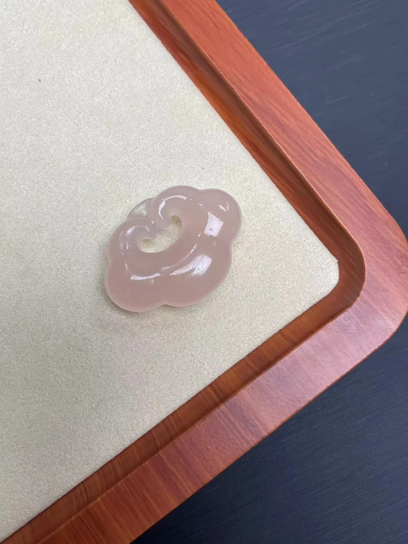 优选时尚气质冰藕粉祥云锁吊坠戈壁料石英岩质玉多样性发其一