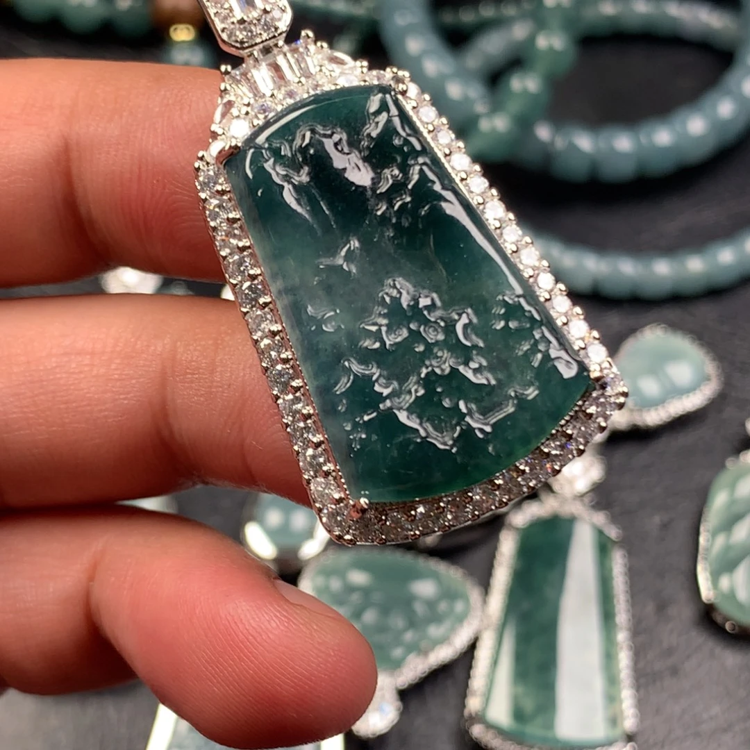 翡翠未镶嵌颈饰山水