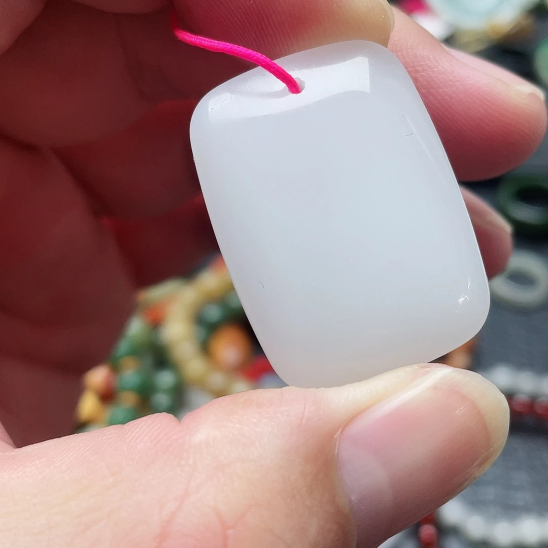 颈饰未镶嵌石英质玉（金丝玉）