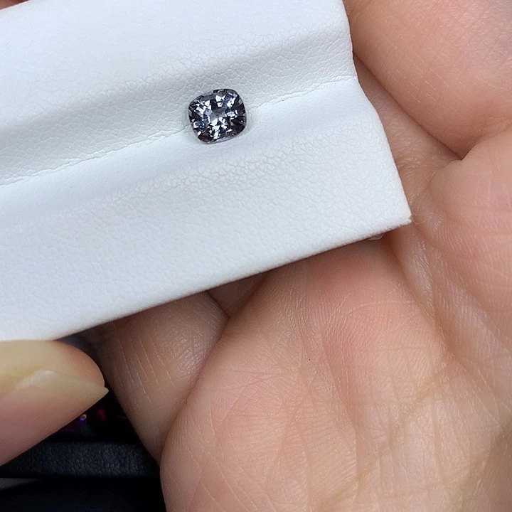 尖晶石裸石0.76ct灰色尖晶石