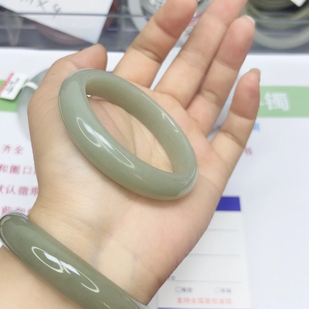 石英质玉未镶嵌手镯8/5253