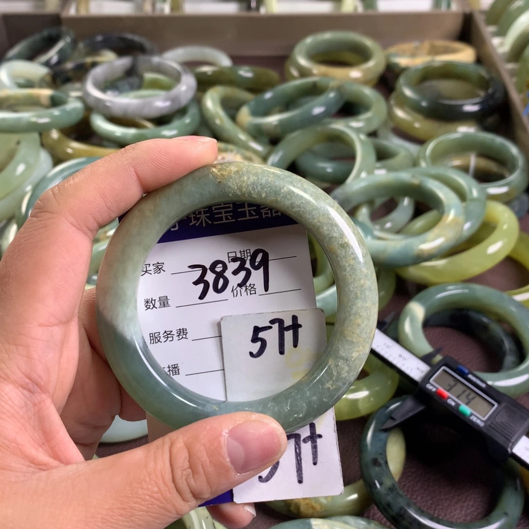 奶****蛇纹石玉未镶嵌手镯3839