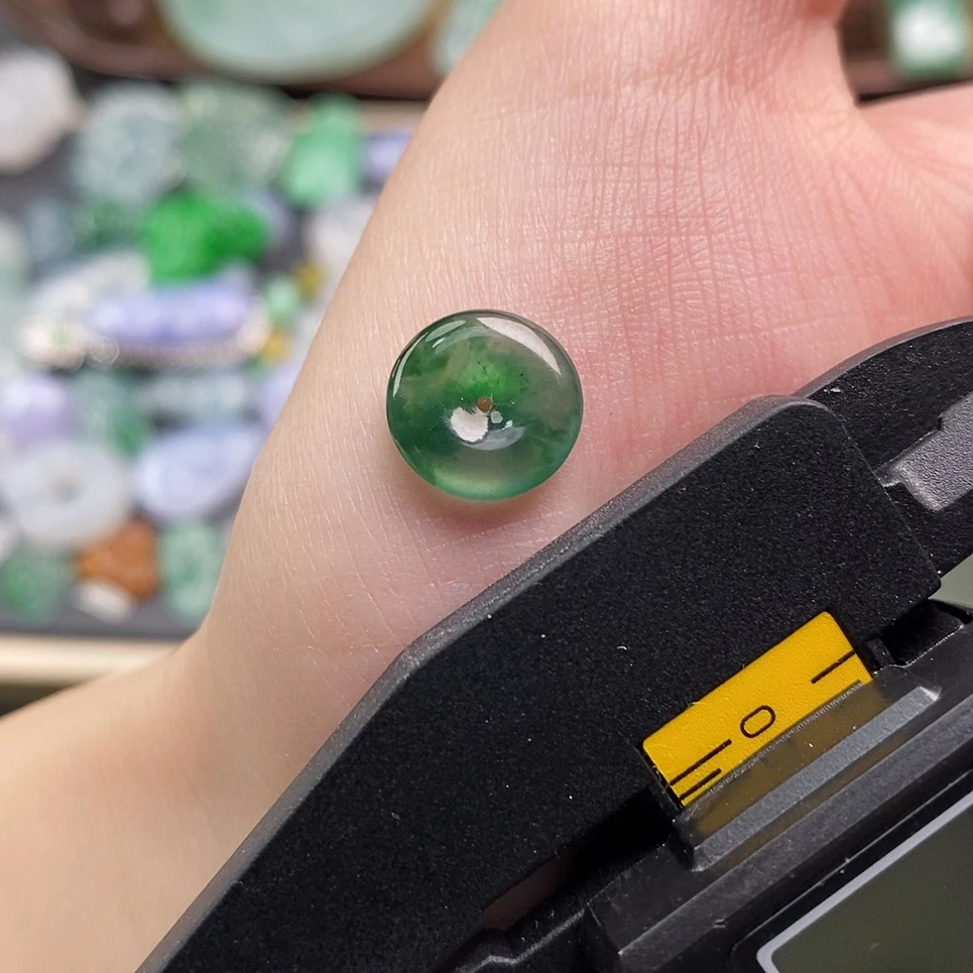 翡翠未镶嵌颈饰平安扣