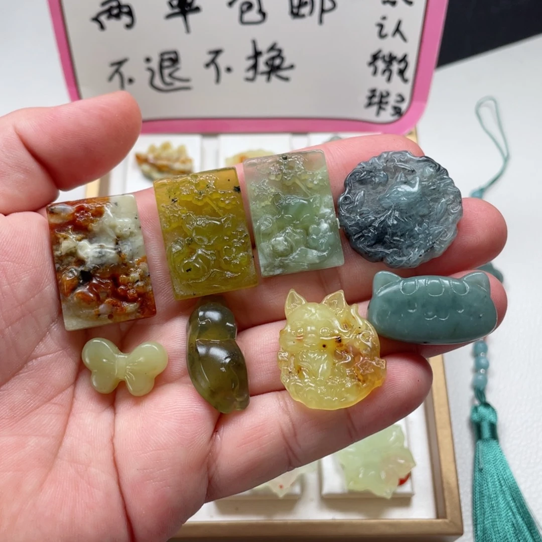 沐***熙未镶嵌蛇纹石玉颈饰