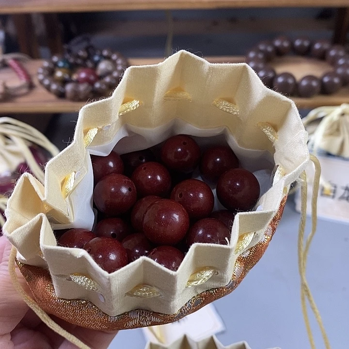 泥塑瑕疵红麝1.5香包50克