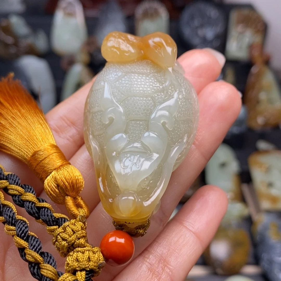 和田玉未镶嵌把件?*