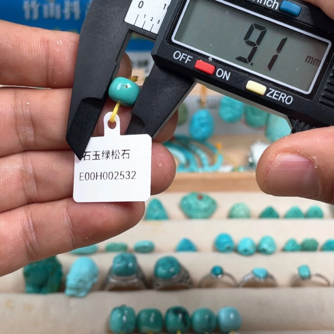 绿松石未镶嵌颈饰