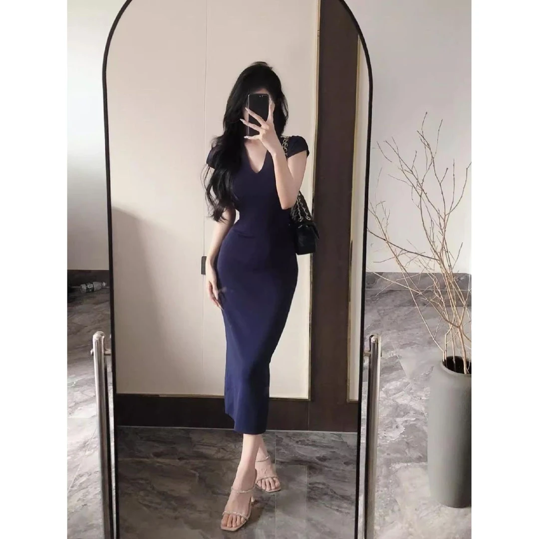 御姐风蓝色V领针织连衣裙女2025夏季新款修身显瘦包臀长裙小妈裙