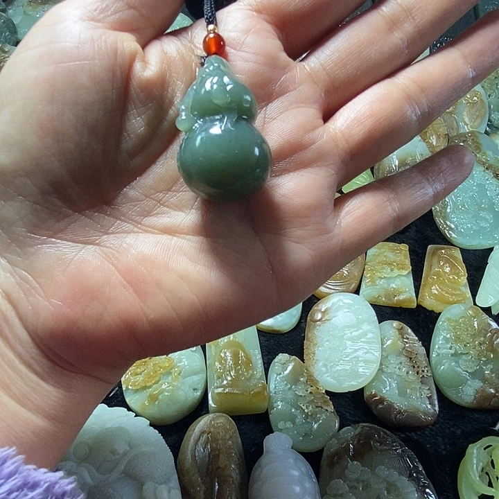 和田玉（糖玉）未镶嵌颈饰葫芦