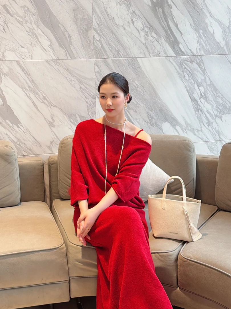 巨好看的高级感温柔御姐风宽松一字肩上衣＋吊带连衣裙两件套装