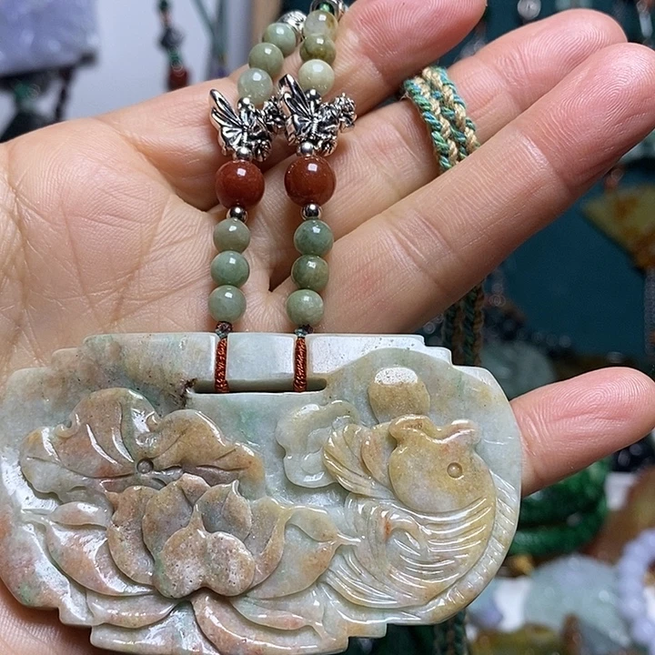 翡翠未镶嵌吊坠(赠链)