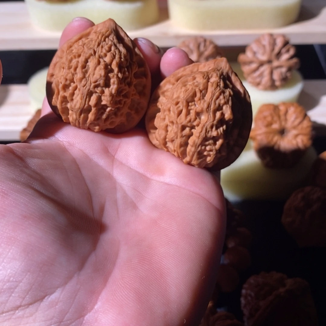 文玩核桃吊坠40金牛