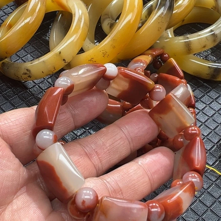 石英质玉（黄龙玉）颈饰未镶嵌