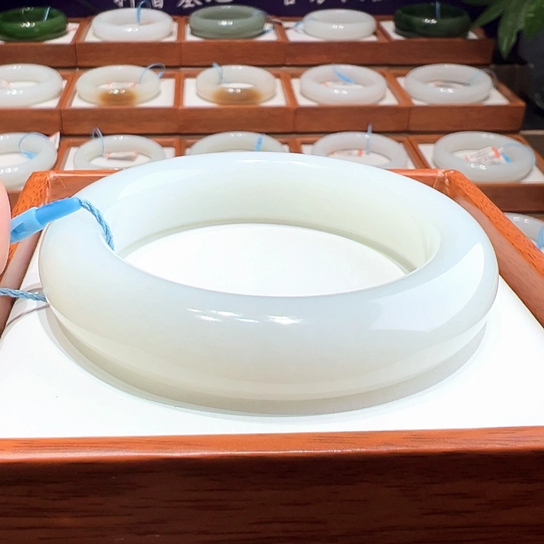 和田玉手镯55 56未镶嵌跚*?