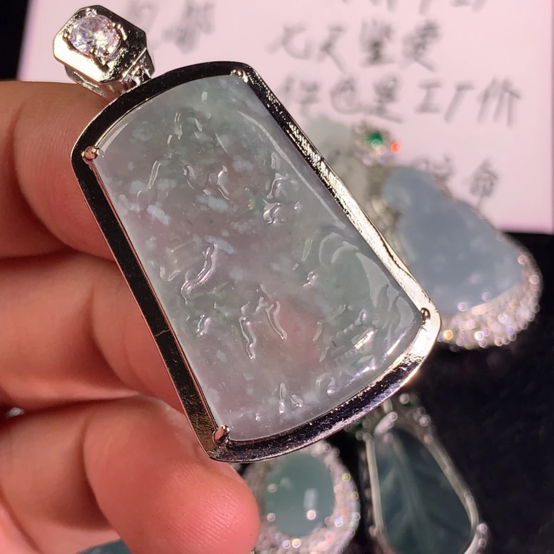 翡翠未镶嵌颈饰山水