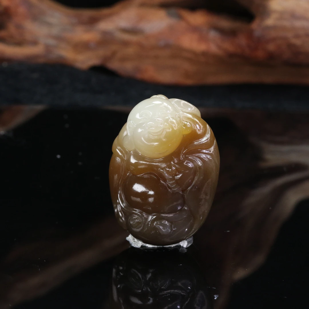 43和田玉且末老红糖白吊坠（谭兆威作）/001106上海嘉禾拍卖