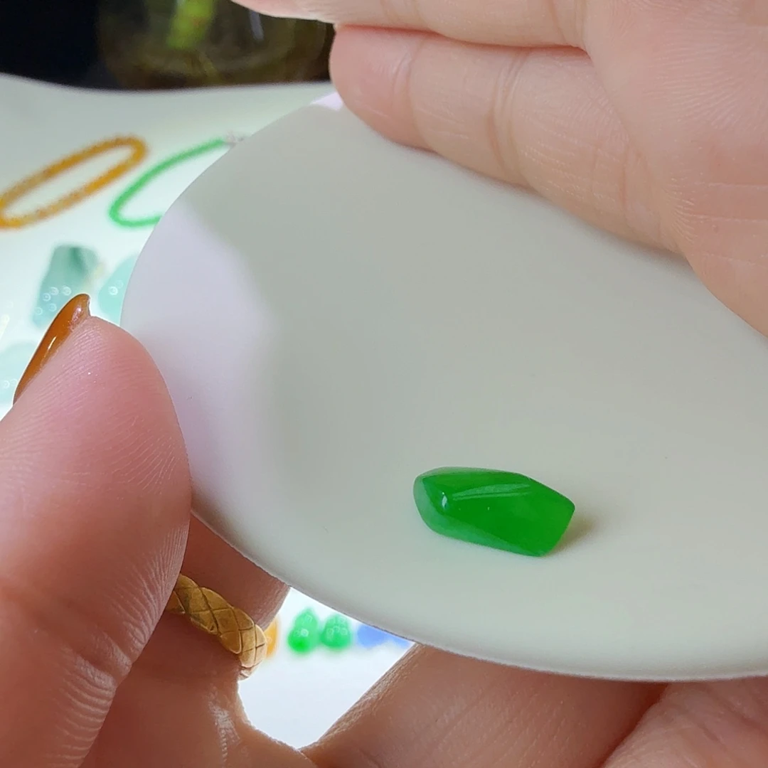 翡翠裸石阳绿随行