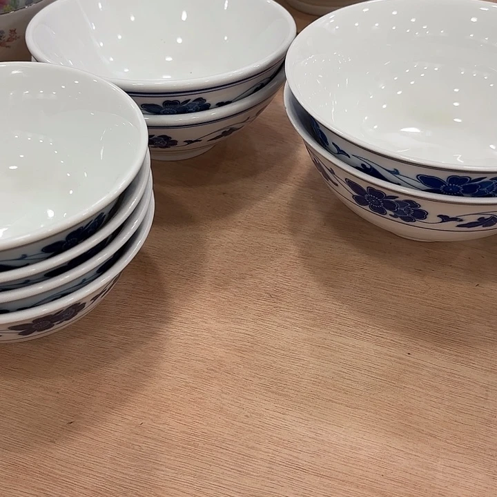 星***！米饭碗四个，菜碗四个