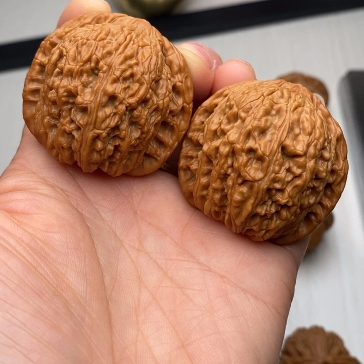 在***里把件核桃文玩核桃泥鳅背