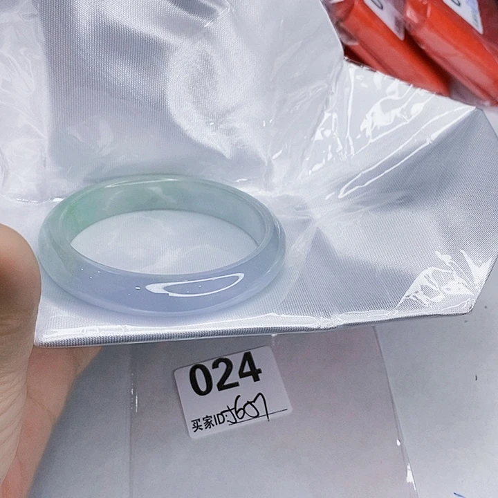 翡翠未镶嵌手镯一图一物实物为准（微瑕处理）