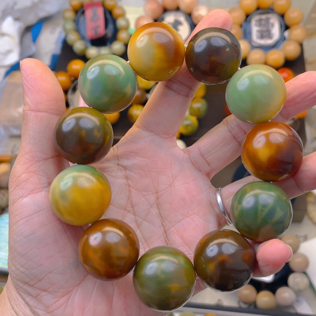 风***阻白玉菩提吊坠中大瑕26手持