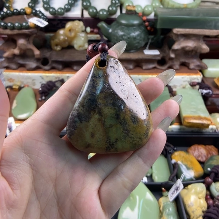 未镶嵌岫岩河磨玉（透闪石质玉）把件