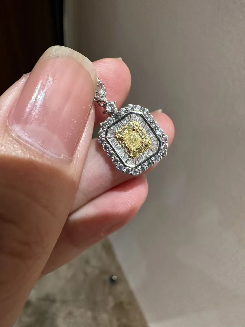 【QM珠宝】 01812 时尚 梯方黄钻方牌吊坠 ZSDZ（不含链）孤1