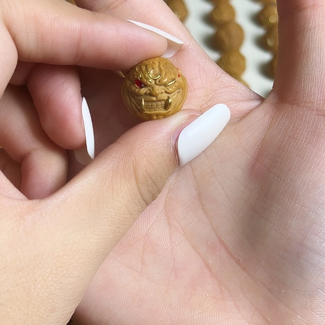 吊坠猴头核桃镶嵌单颗异瞳恶僧