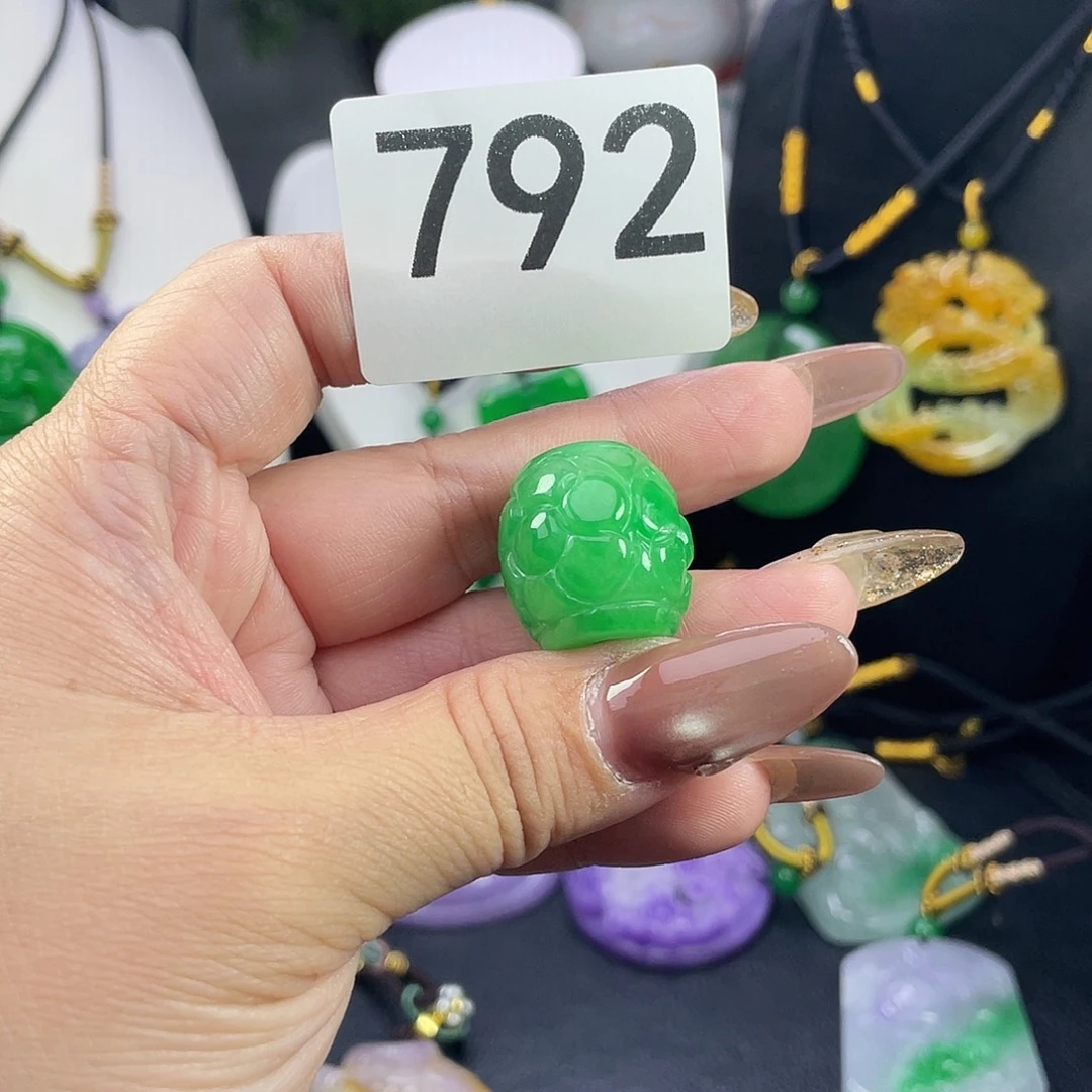 翡翠未镶嵌吊坠(赠链)