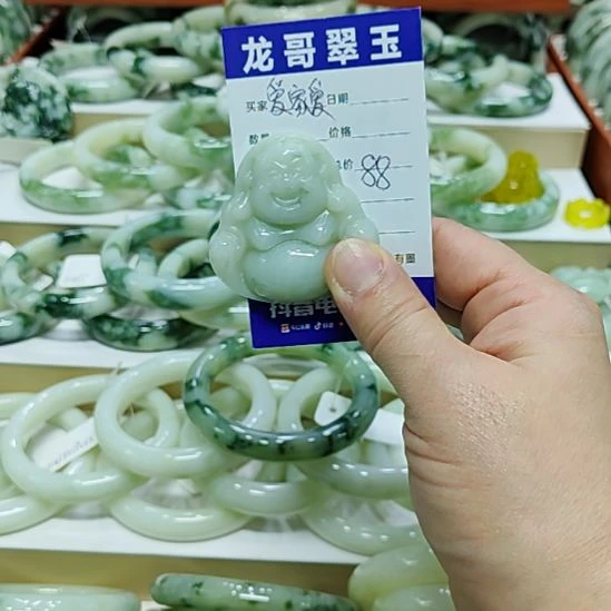 爱***己透闪石-蛇纹石玉未镶嵌颈饰